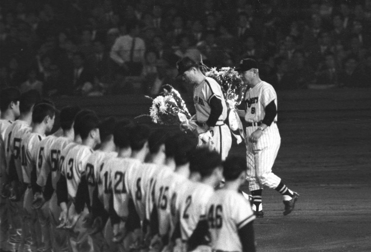 1964年、日本シリーズ　阪神対南海　両監督に花束贈呈。鶴岡一人監督（左）（南海）と藤本定義監督（右）（阪神）