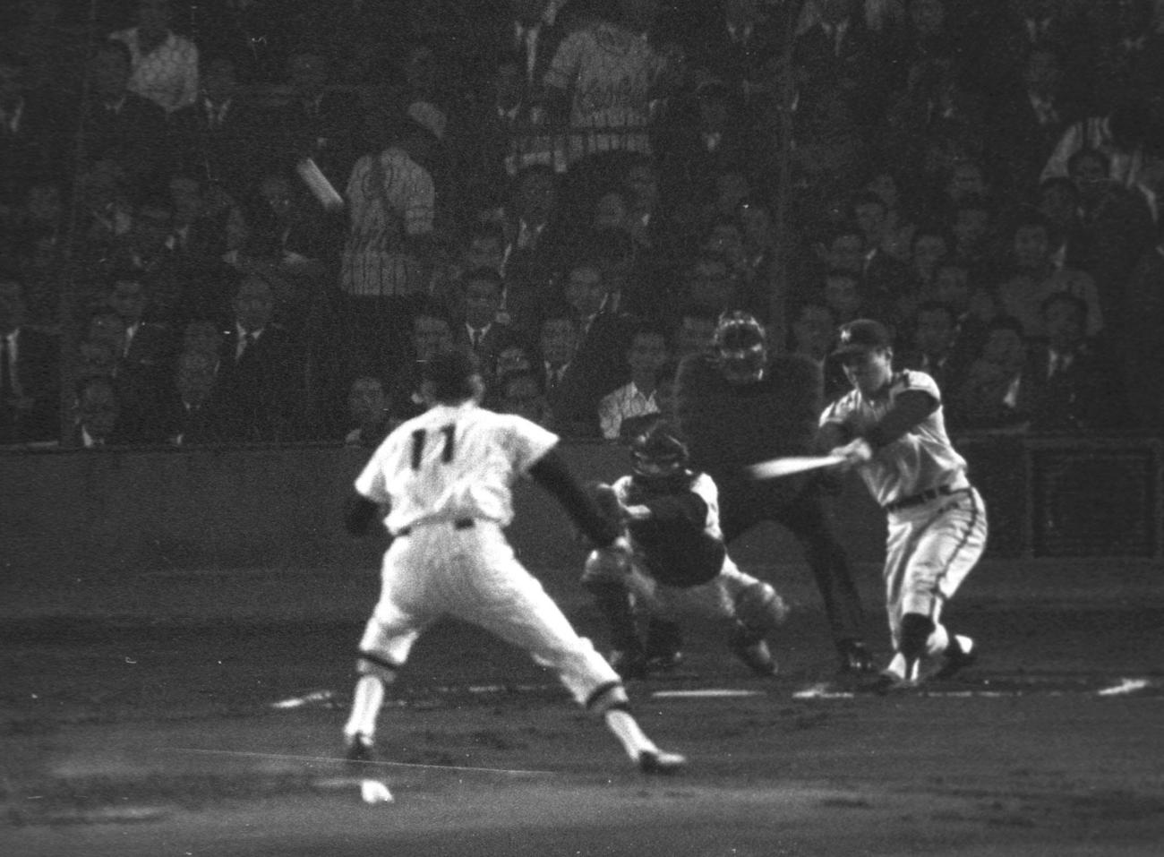 1964年、日本シリーズ阪神対南海　村山実投手（左）（背番号11番）と野村克也捕手（右）が対決
