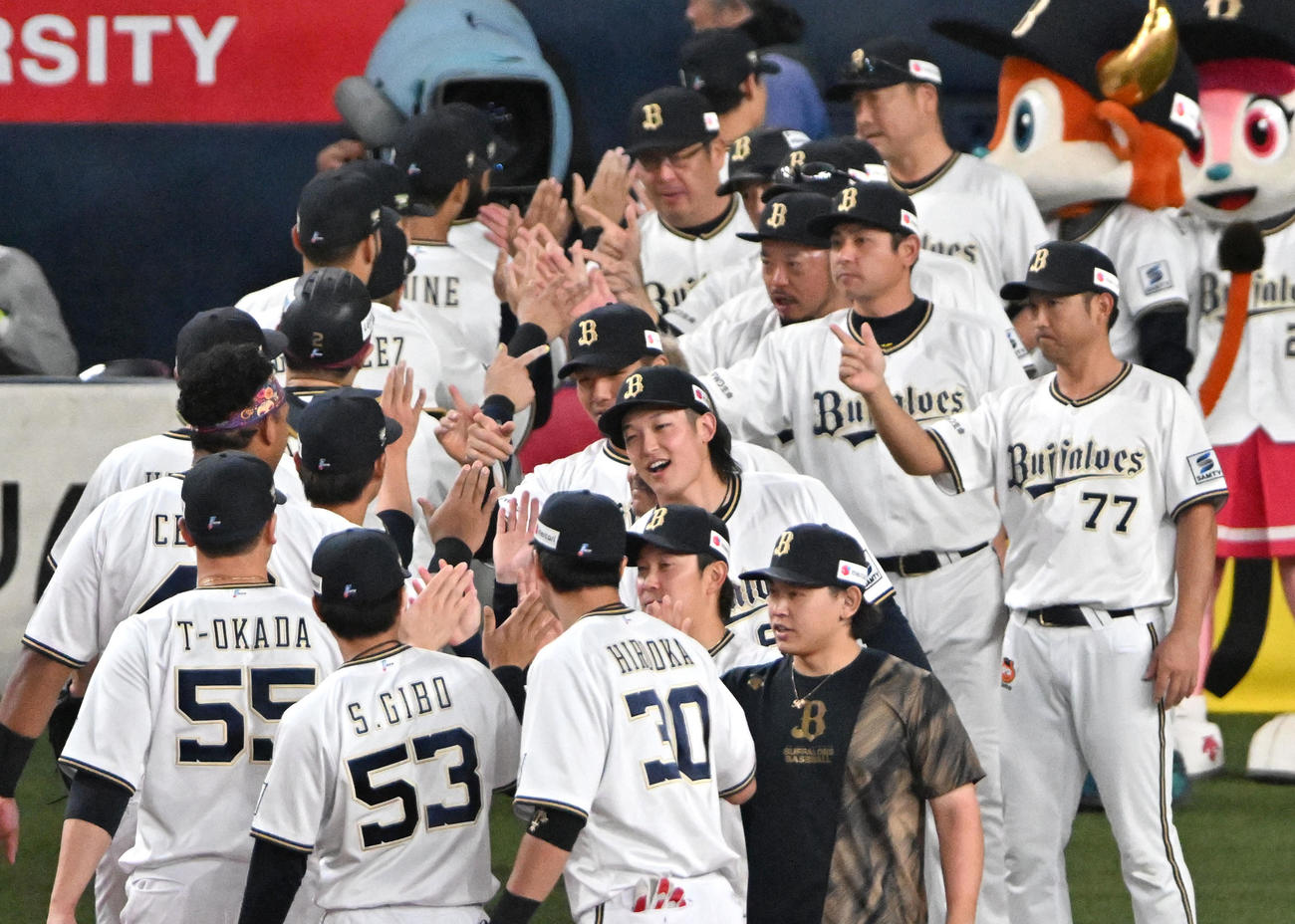 オリックス対ロッテ　パ・リーグ優勝を決め喜ぶオリックスナイン（撮影・石井愛子）