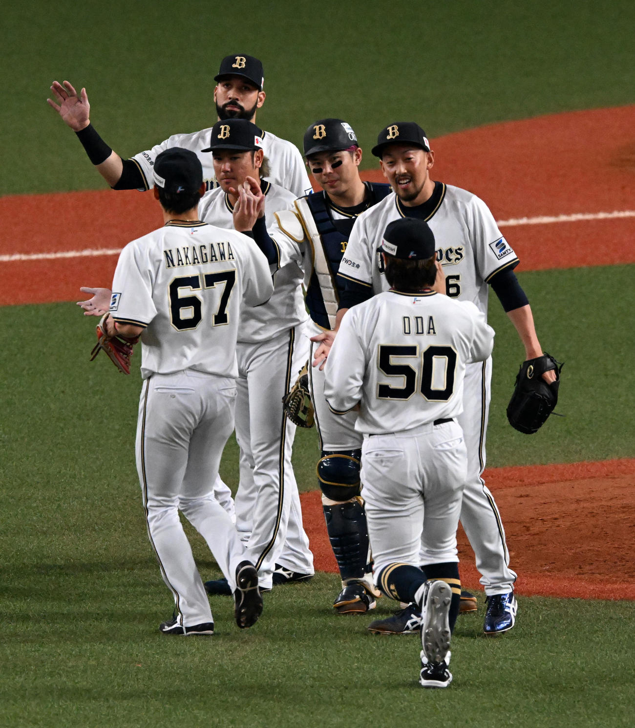 オリックス対ロッテ　ロッテを破り日本シリーズ進出を決め喜ぶオリックスナイン（撮影・前岡正明）