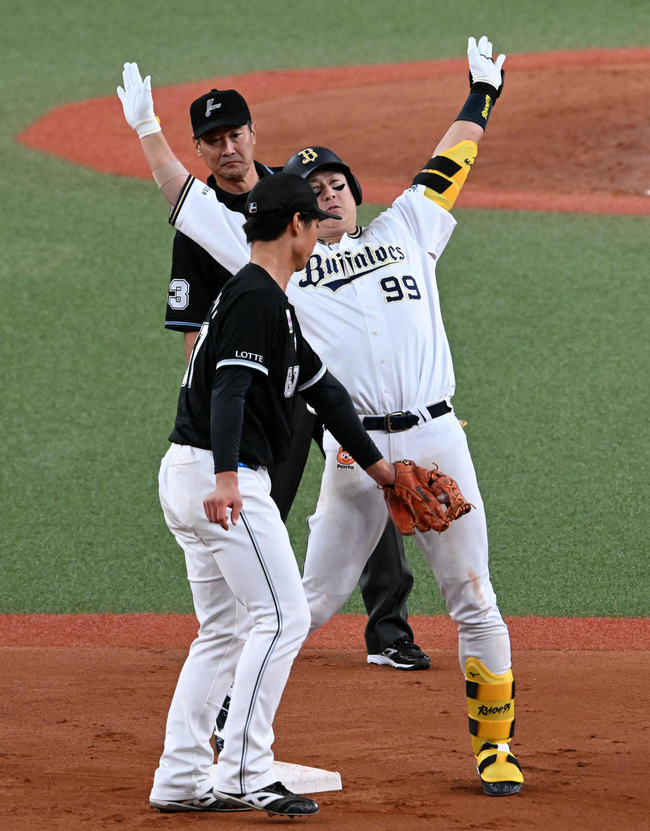 オリックス対ロッテ　6回裏オリックス1死三塁、杉本は左越え適時二塁打を放つ（撮影・前岡正明）