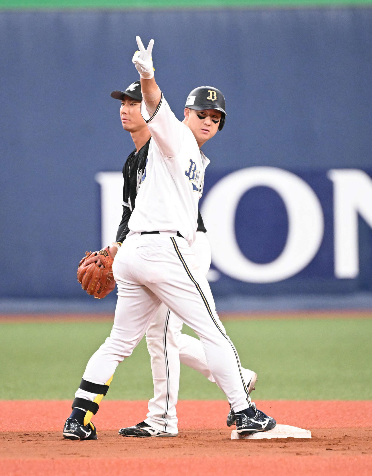 オリックス対ロッテ　6回裏オリックス1死三塁、左越え適時二塁打を放った杉本はVサイン（撮影・和賀正仁）