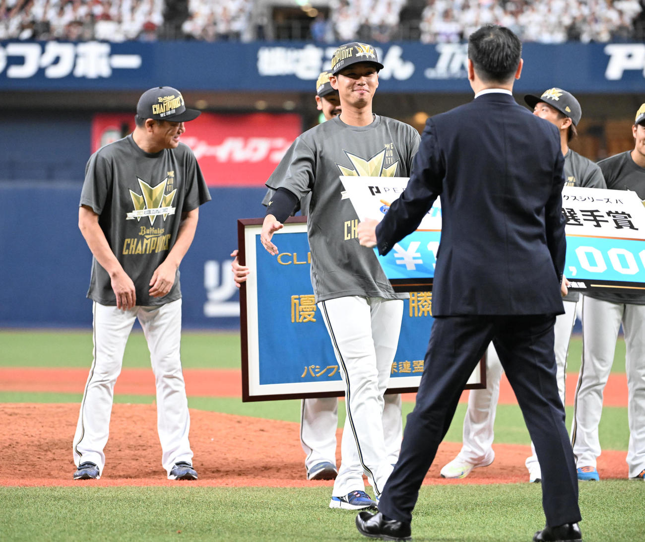MVPを受賞した杉本の代理を務める石川、左は中嶋監督（撮影・和賀正仁）