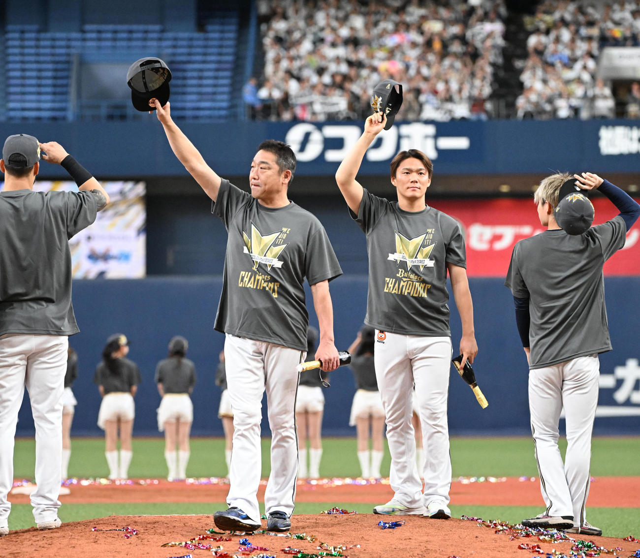 CSファイナルを突破し、ファンに手を振るオリックス中嶋監督（左）と山本（撮影・和賀正仁）