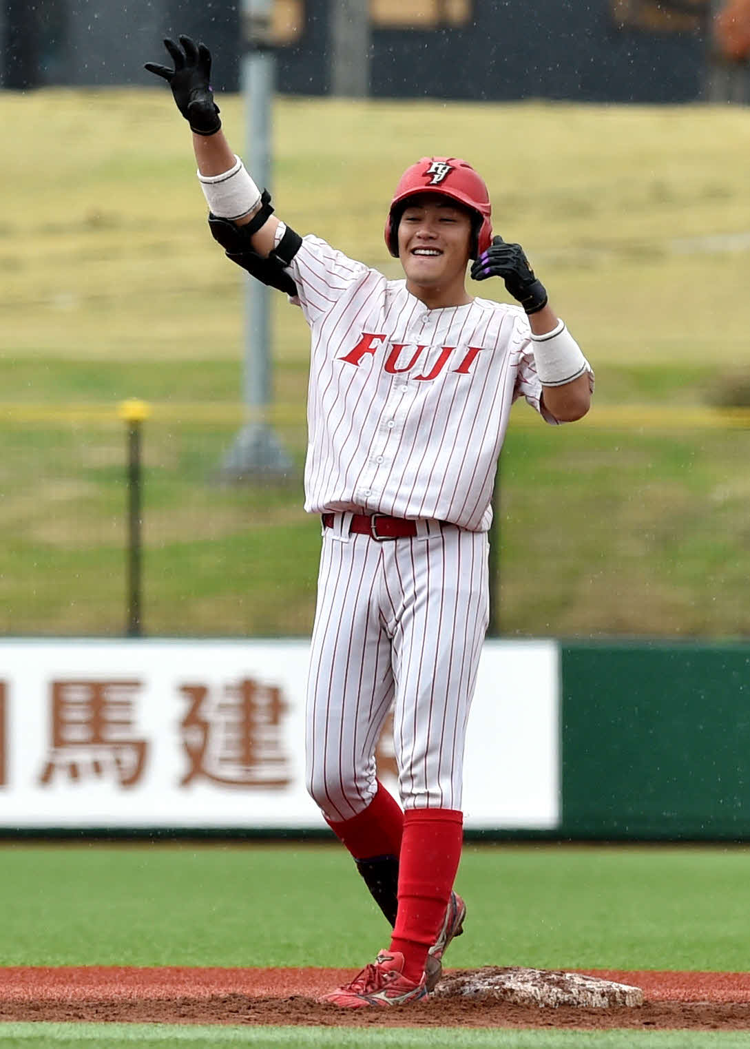 富士大対東北福祉大　5回表富士大1死満塁、適時失策で2点を先制し、二塁上で喜ぶ麦谷（撮影・相沢孔志）