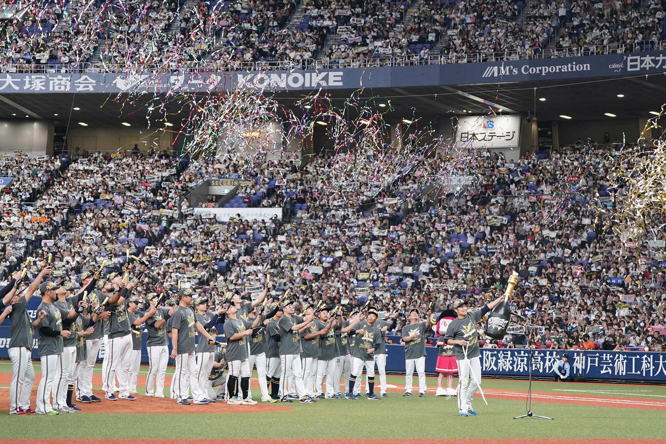 オリックス対ロッテ　日本シリーズ進出を決め、表彰式でクラッカーを飛ばし、喜ぶオリックスの選手たち（撮影・狩俣裕三）