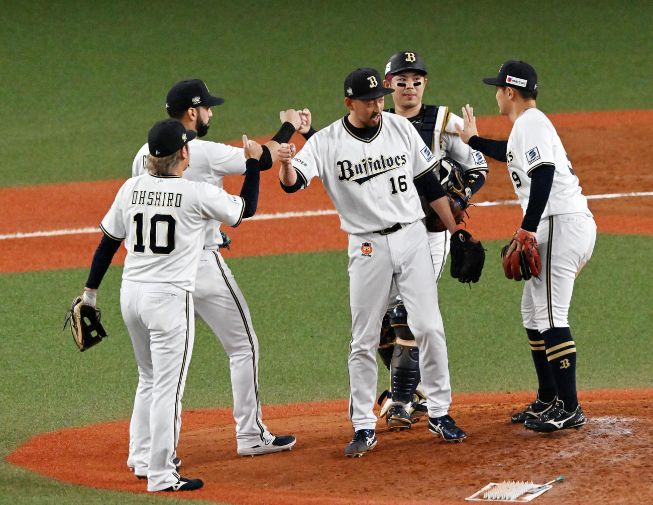 オリックス対ロッテ　ロッテを破り日本シリーズ進出を決め喜ぶオリックスナイン（撮影・前岡正明）