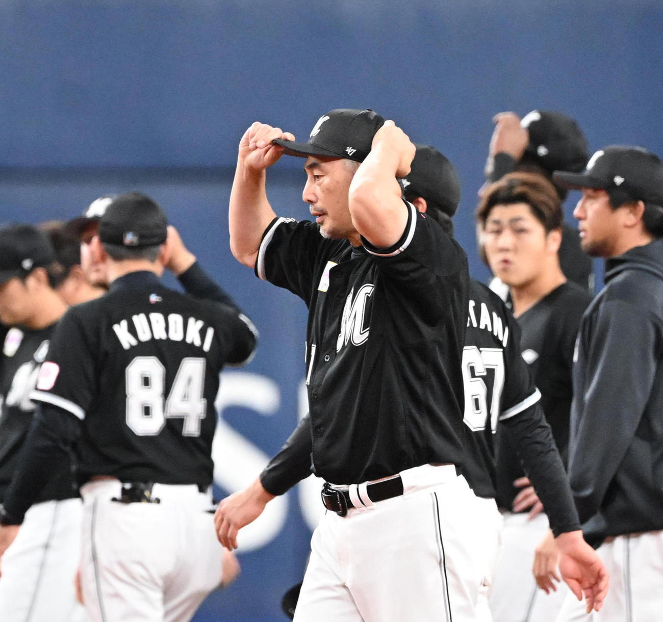 オリックス対ロッテ　CSファイナルSで敗れ、球場を後にするロッテ吉井監督（撮影・和賀正仁）