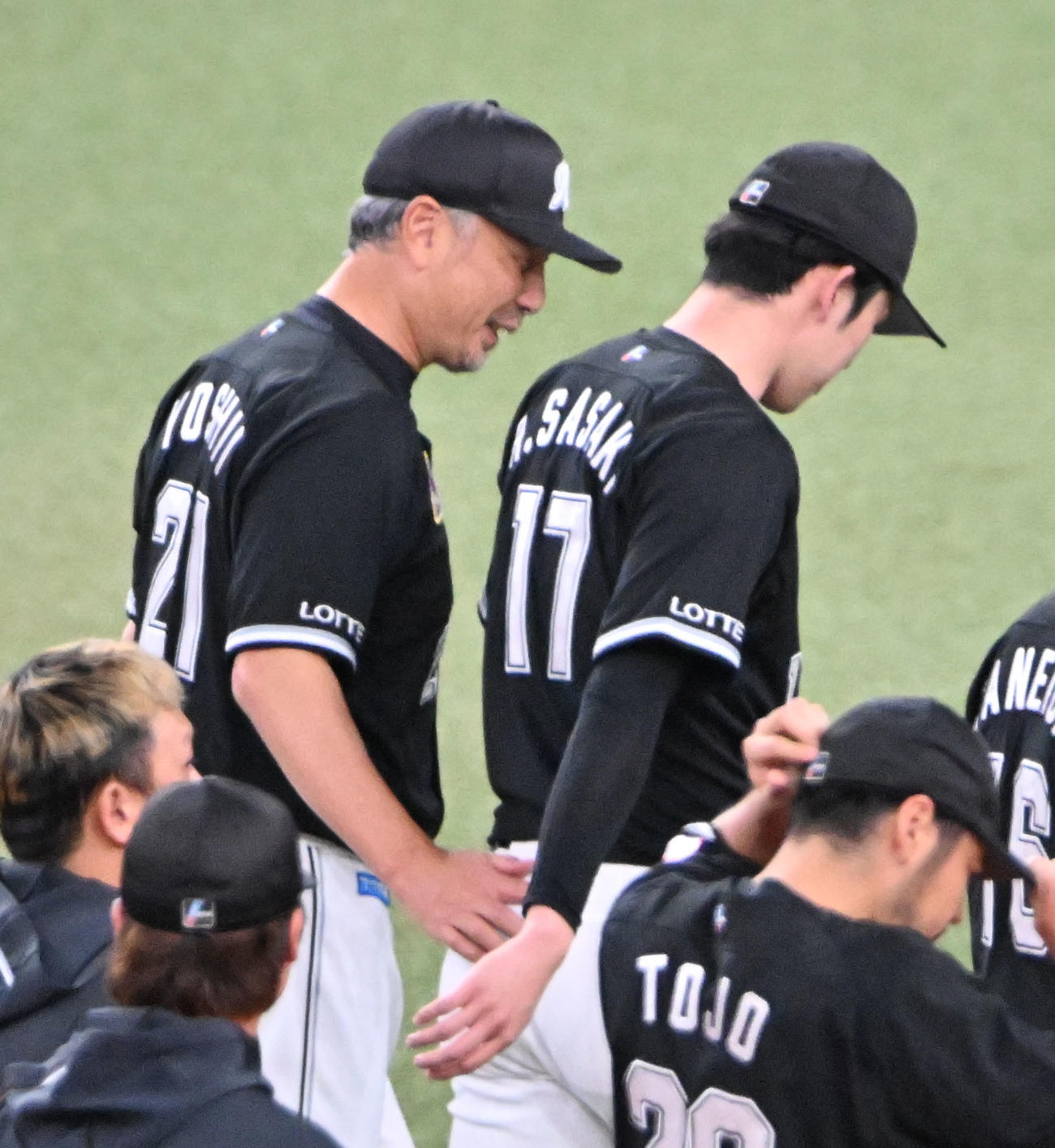 オリックス対ロッテ　吉井監督（左）とベンチに引き揚げる佐々木朗（中央上）（撮影・石井愛子）