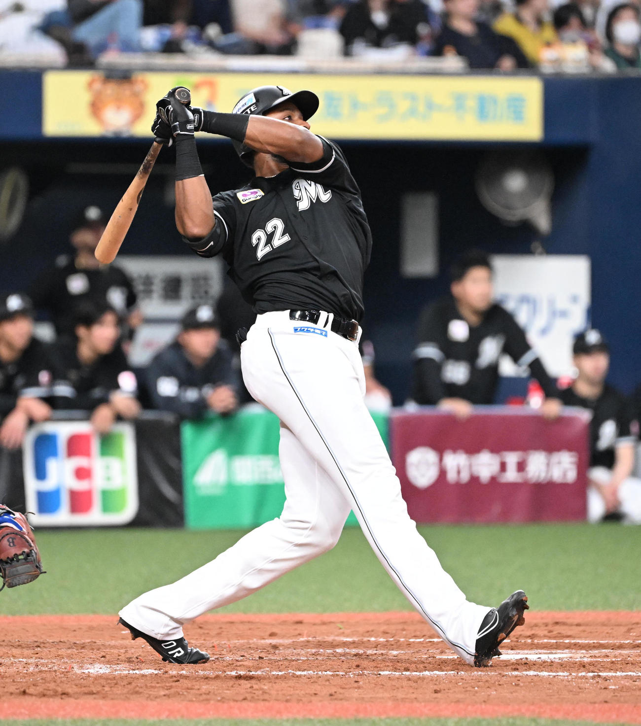 オリックス対ロッテ　9回表ロッテ無死、右越え本塁打を放つポランコ（撮影・和賀正仁）