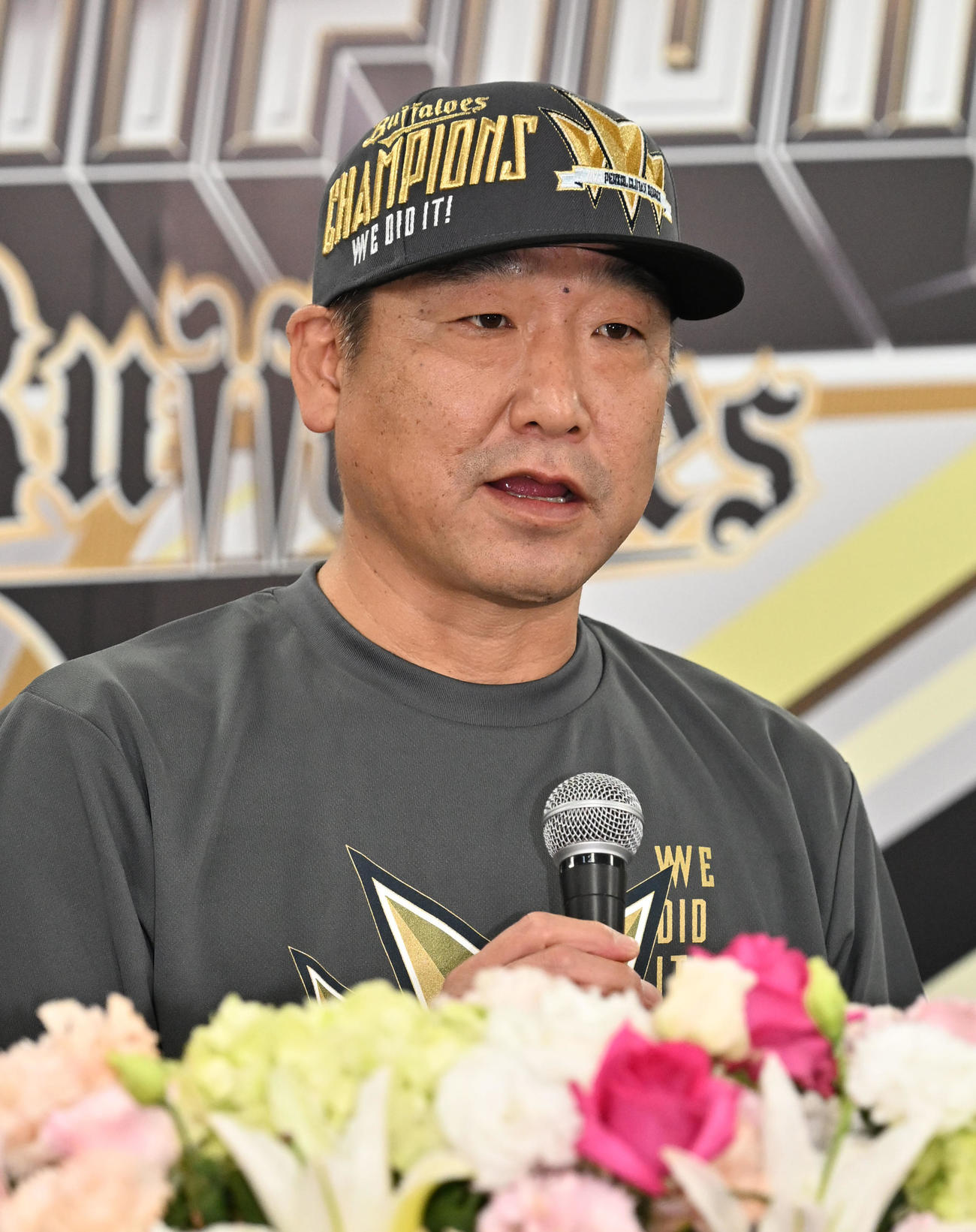 優勝会見で質問に答える中嶋監督（撮影・石井愛子）