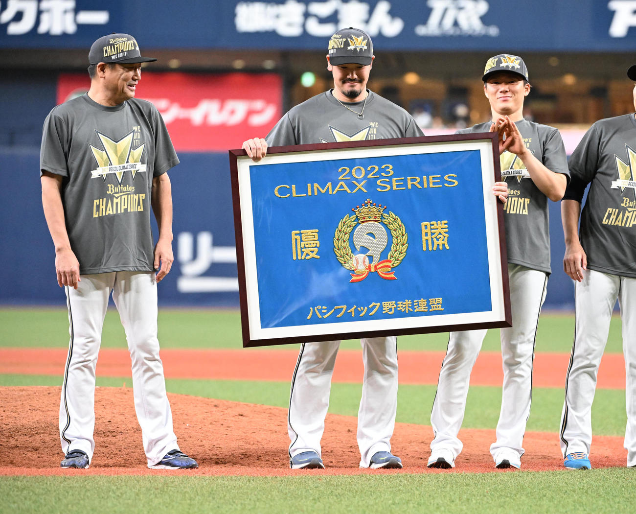 CSファイナルを突破し、笑顔を見せる左からオリックス中嶋監督、Tー岡田、山本（撮影・和賀正仁）