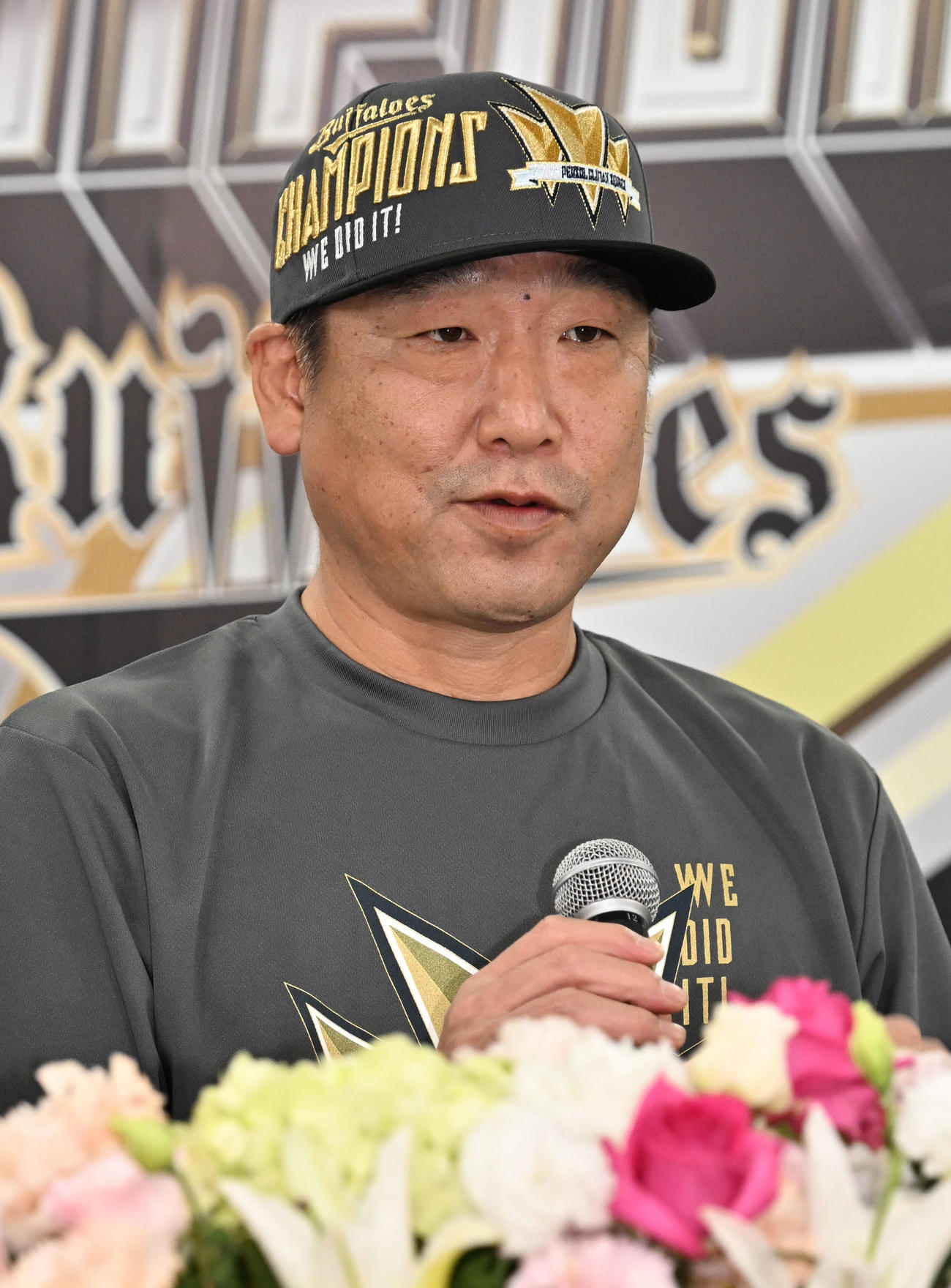 優勝会見で質問に答える中嶋監督（撮影・石井愛子）