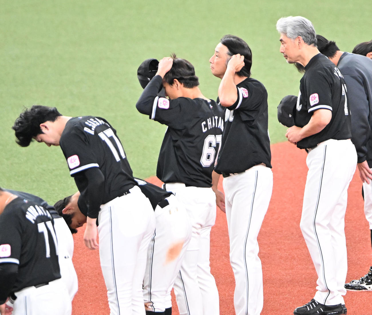 試合後、ファンにあいさつをするロッテ佐々木朗（左）、吉井監督（右）（撮影・石井愛子）