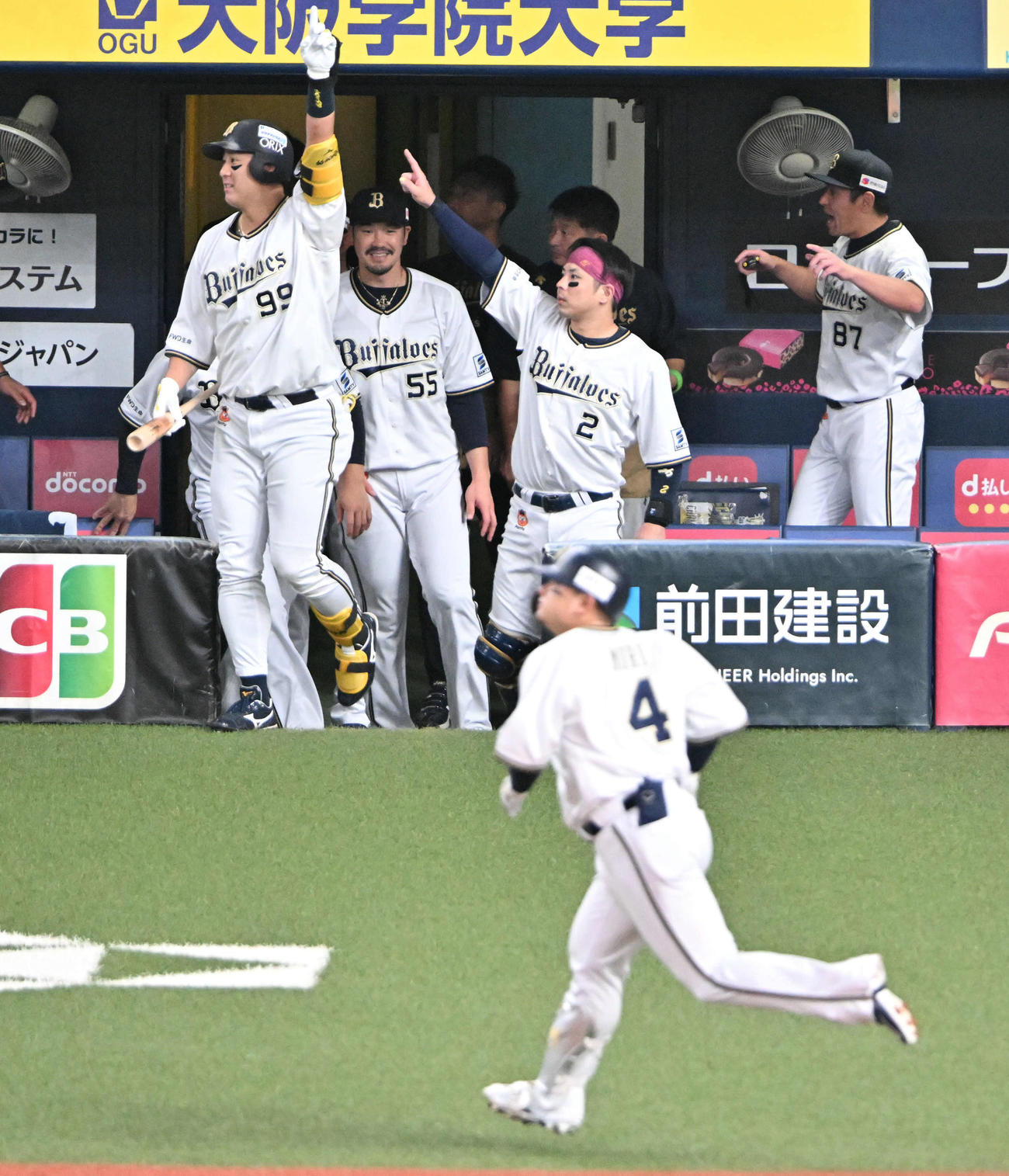 オリックス対ロッテ　1回裏オリックス1死一塁、森の本塁打に喜ぶオリックスの選手たち（撮影・石井愛子）
