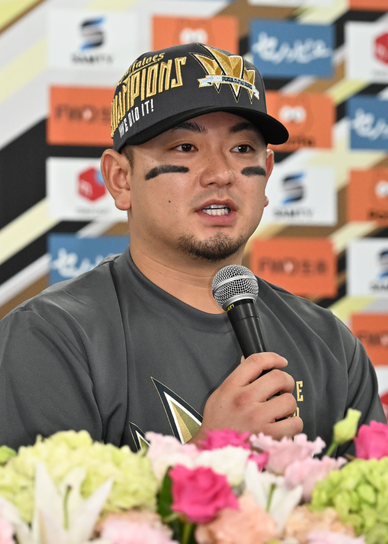 優勝会見で質問に答える森（撮影・石井愛子）