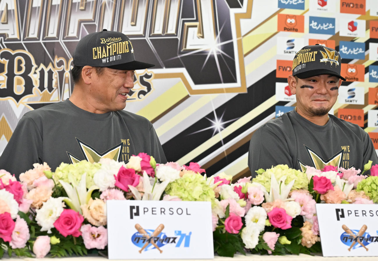 会見の合間に笑顔を見せる（左から）中嶋監督、森（撮影・石井愛子）
