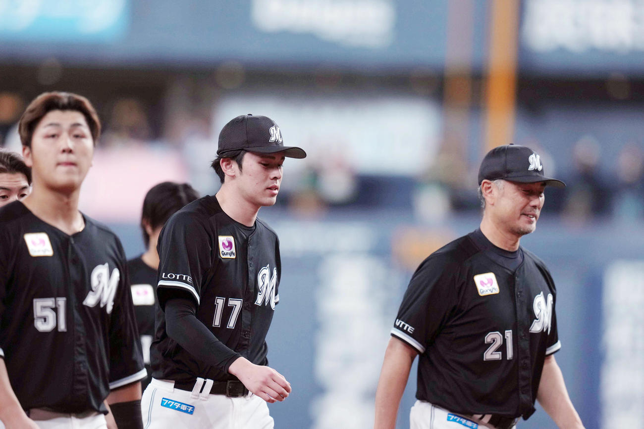 オリックス対ロッテ　試合後、ファンにあいさつした後、引き揚げる佐々木朗（中央）に声をかける吉井監督（右）（撮影・狩俣裕三）