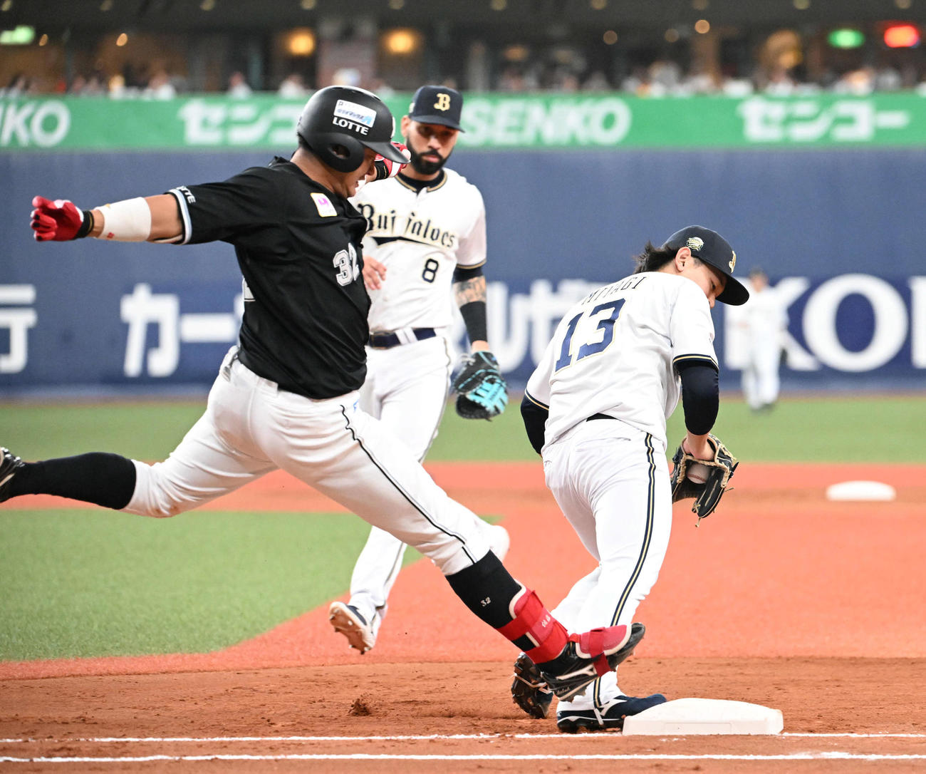 オリックス対ロッテ　3回表ロッテ無死、佐藤都の一ゴロでベースカバーに入る宮城（撮影・和賀正仁）
