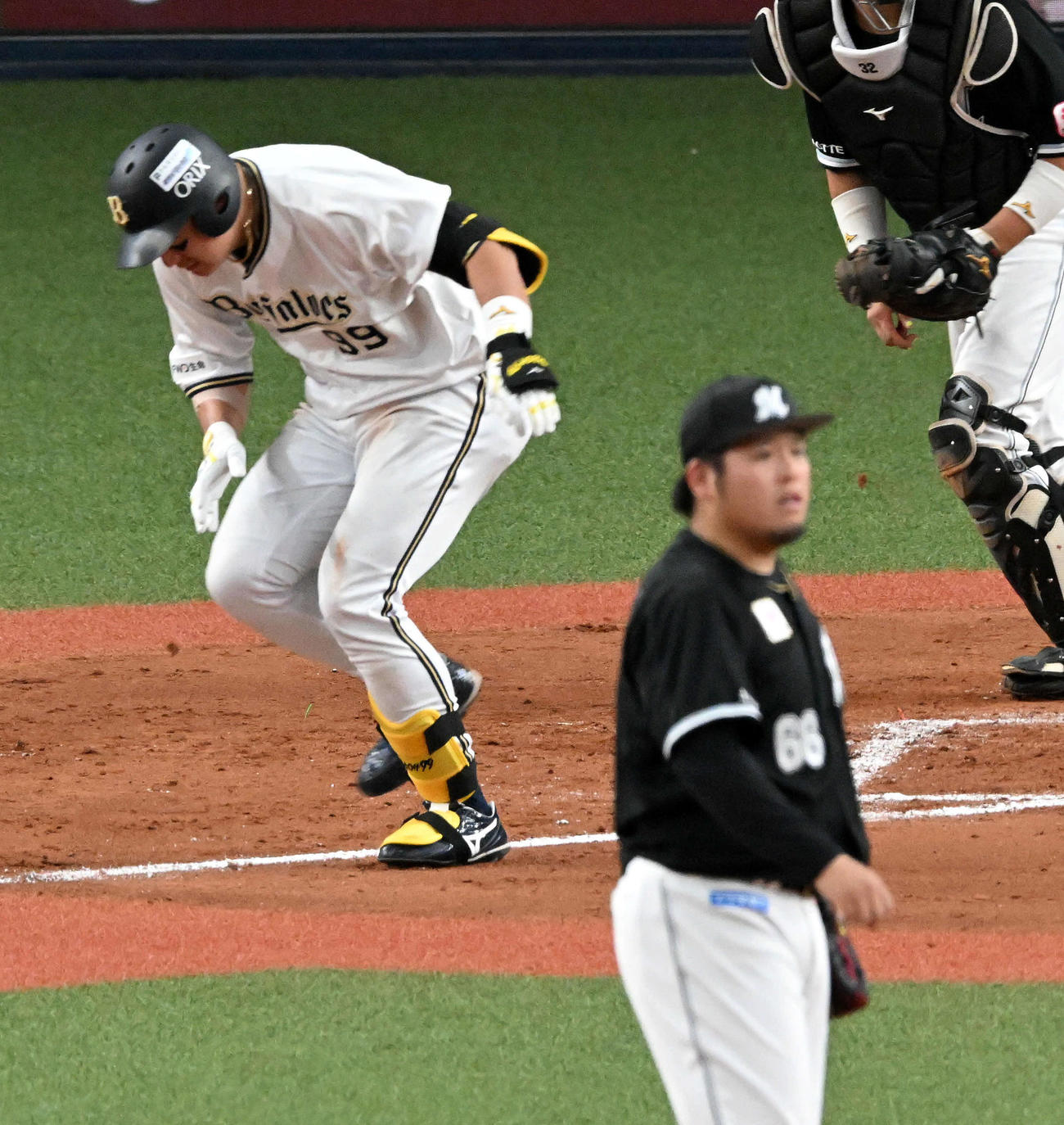 オリックス対ロッテ　8回裏オリックス無死、杉本は遊撃への打球を放つが走塁を途中でやめる。投手沢田（撮影・前岡正明）