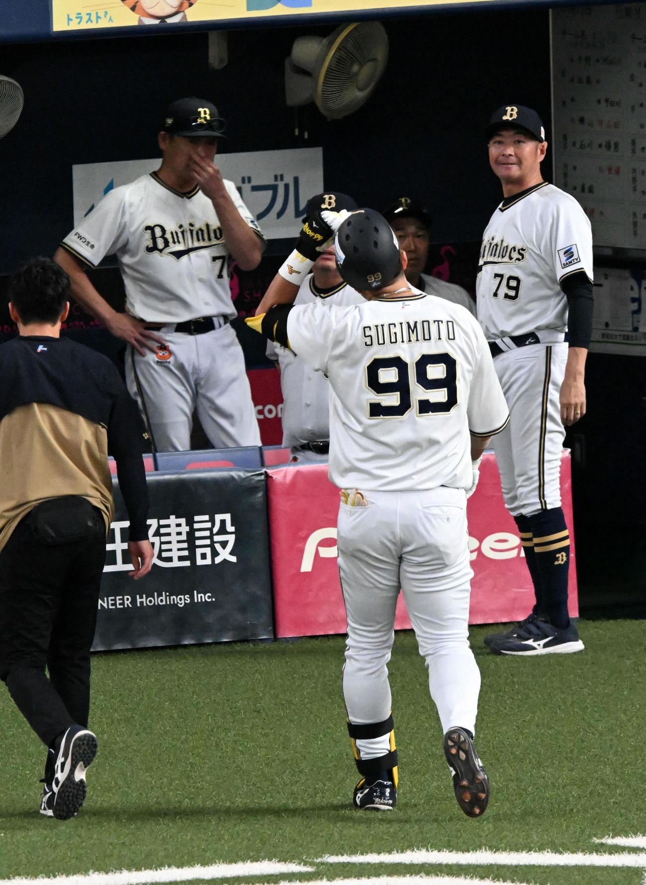 オリックス対ロッテ　8回裏オリックス無死、杉本は途中で走塁をやめて遊ゴロに倒れる。左後方は中嶋監督（撮影・前岡正明）