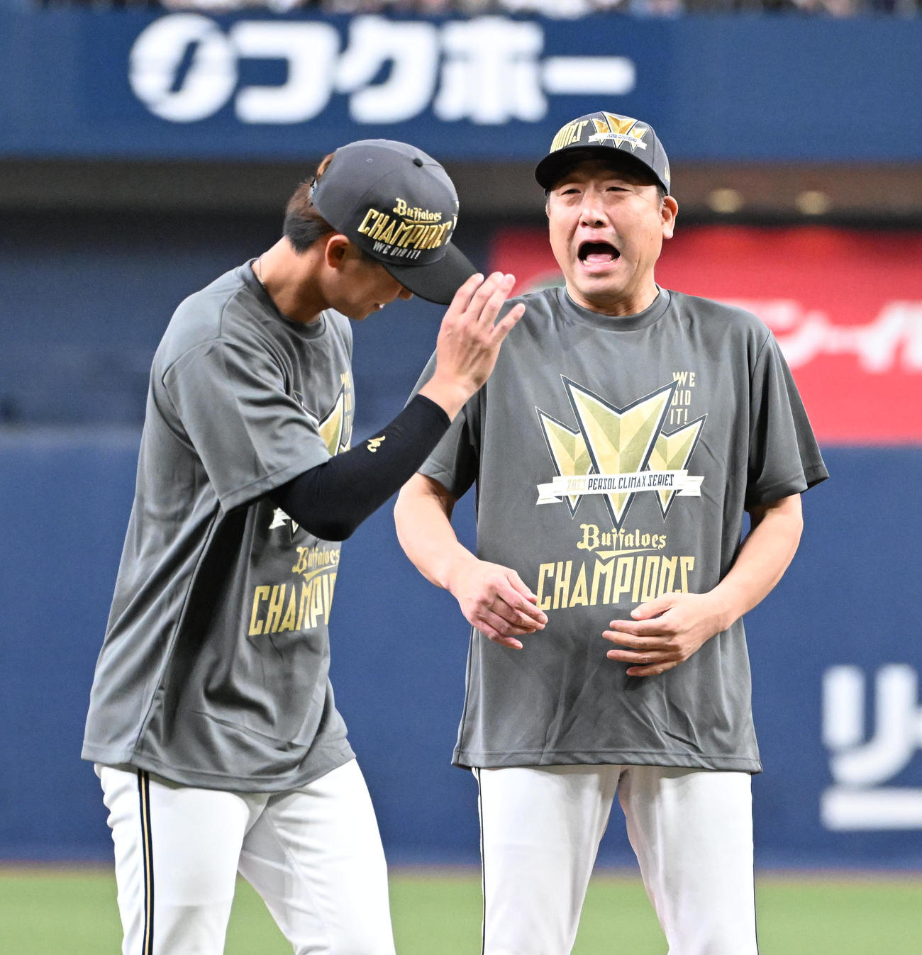 MVPを受賞した杉本の代理を務める石川、右は驚きの表情をする中嶋監督（撮影・和賀正仁）