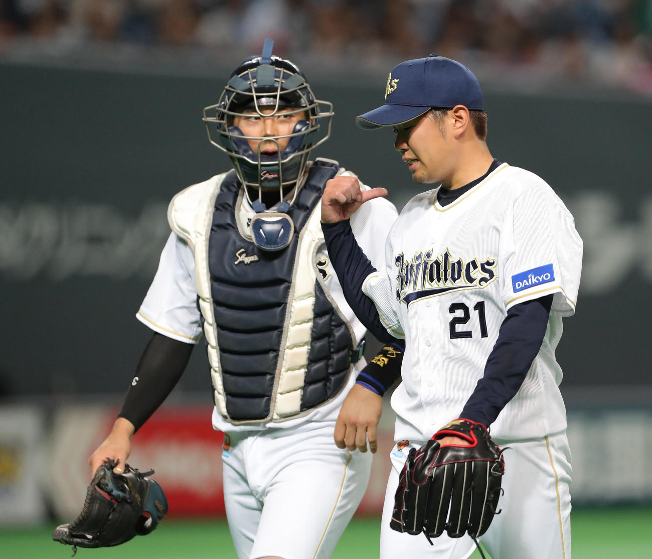 オリックス若月健矢（左奥）とベンチに戻る西勇輝（2018年6月29日撮影）