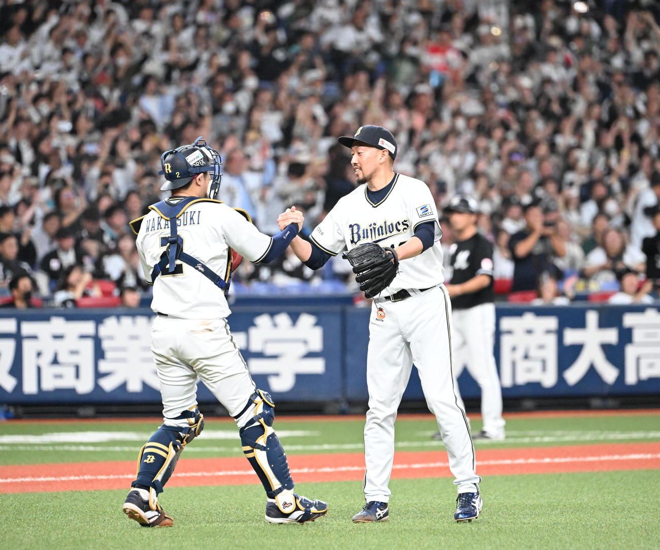 オリックス対ロッテ　日本シリーズ進出を決め握手を交わす若月（左）と平野佳（撮影・和賀正仁）