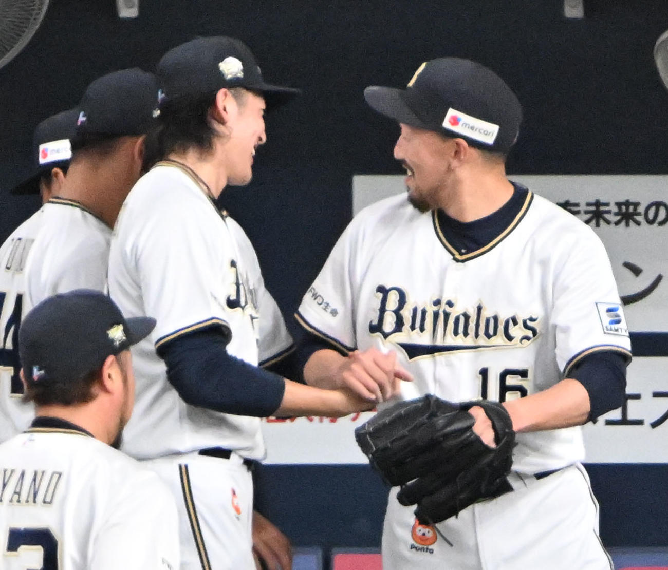 喜び合う（左から）山崎颯一郎、平野（撮影・石井愛子）