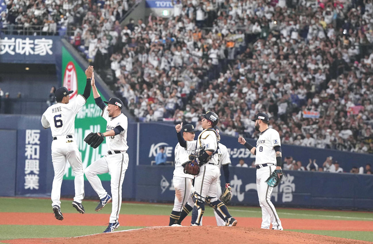 オリックス対ロッテ　試合後、日本シリーズ進出を喜び合う平野（左から2人目）と宗（左端）らオリックスナイン（撮影・狩俣裕三）