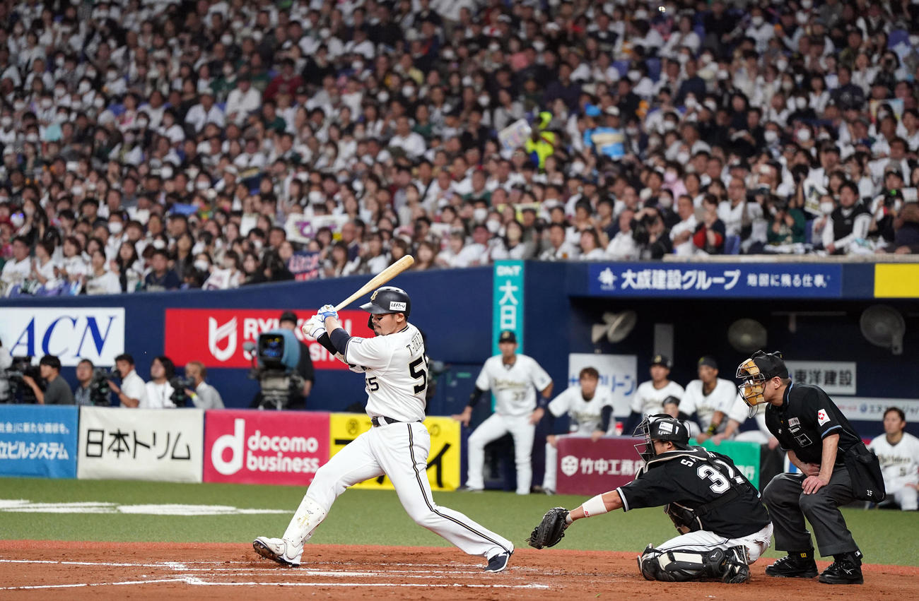 オリックス対ロッテ　7回裏オリックス2死二塁、中前打を放つ代打T－岡田（撮影・狩俣裕三）