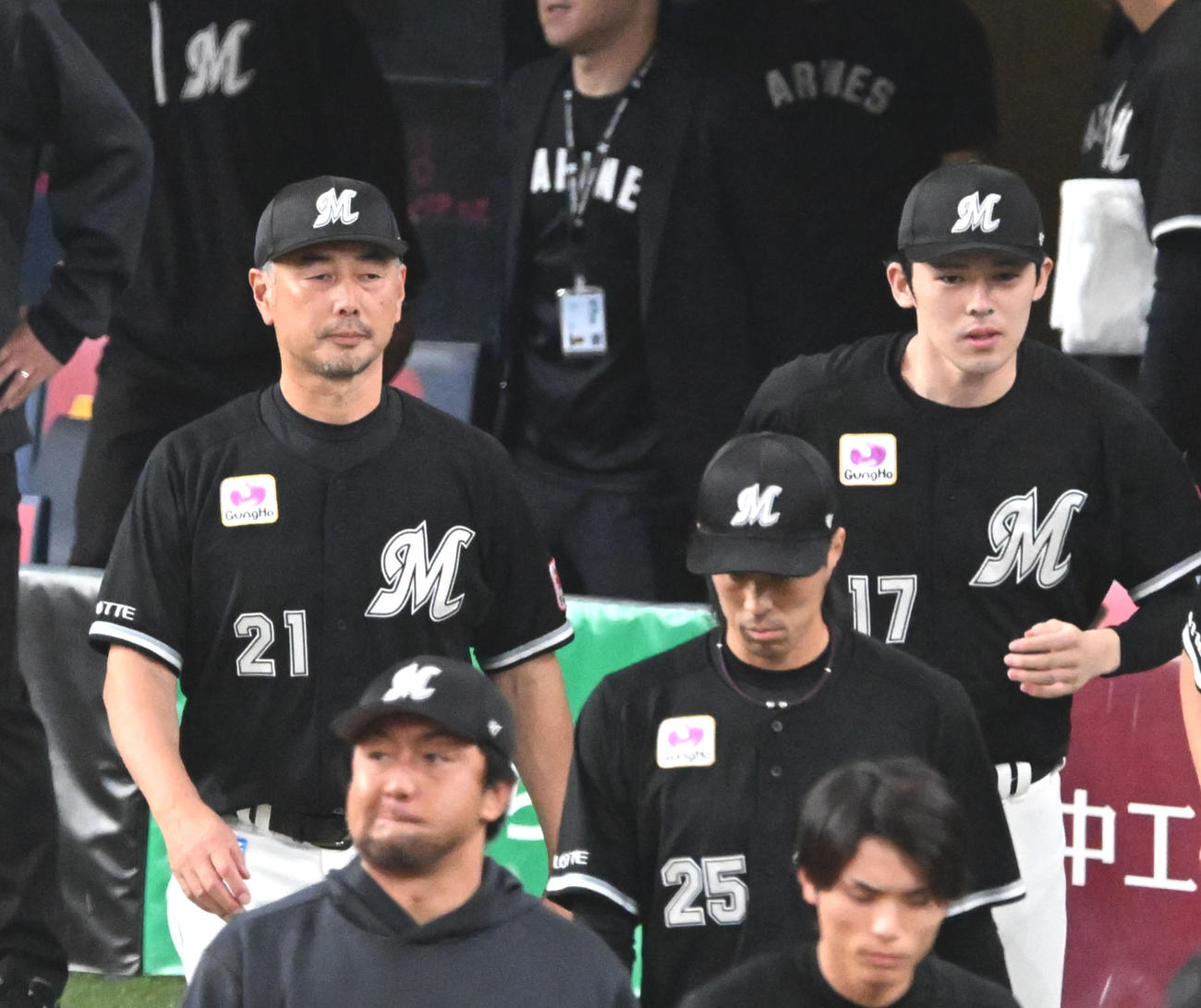 オリックス対ロッテ　オリックスに敗れあいさつに向かう吉井監督（左）、佐々木朗（右）らロッテナイン（撮影・前岡正明）