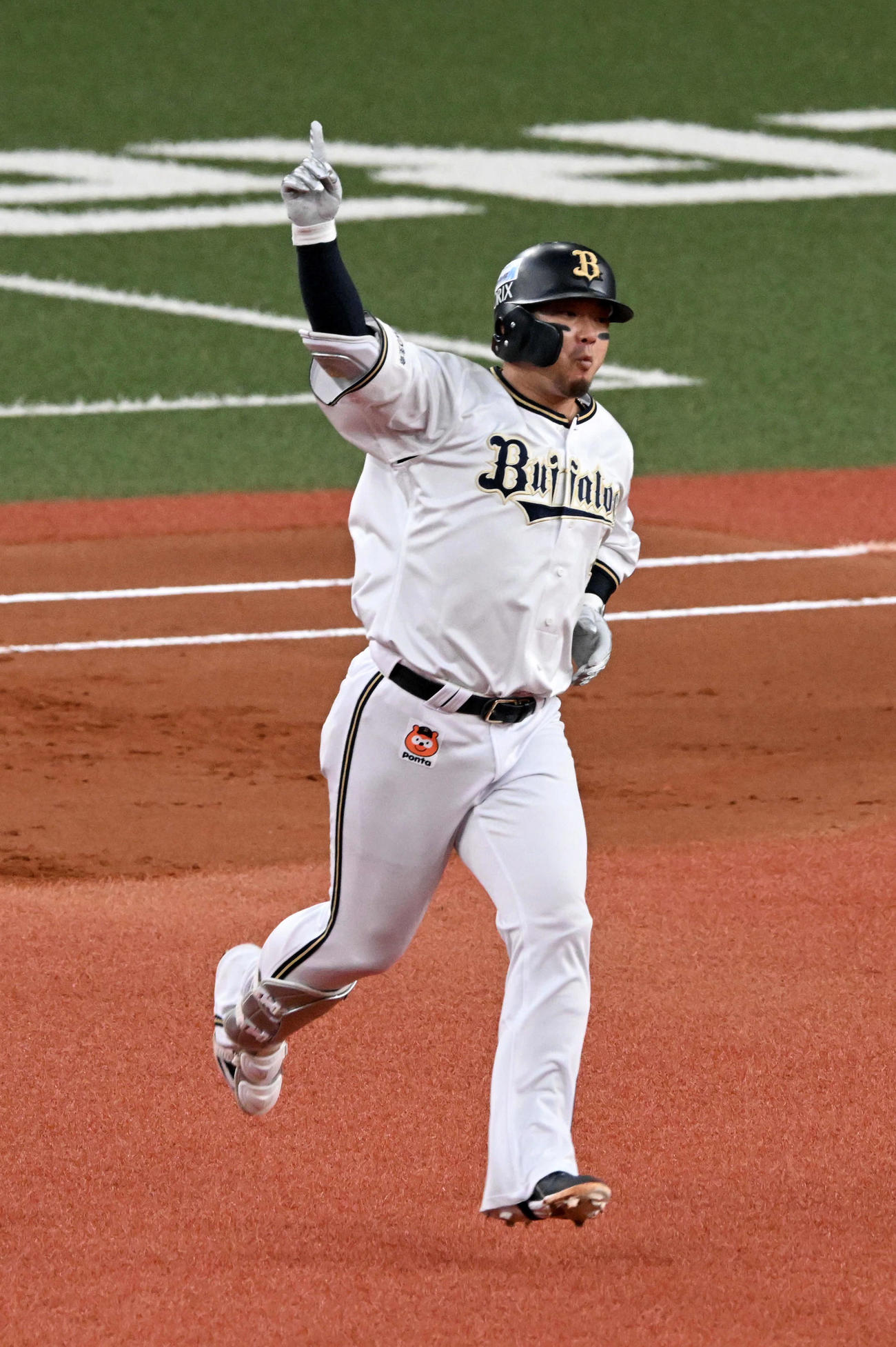 オリックス対ロッテ　1回裏オリックス1死一塁、森は右越え先制2点本塁打を放ち1番ポーズ（撮影・前岡正明）
