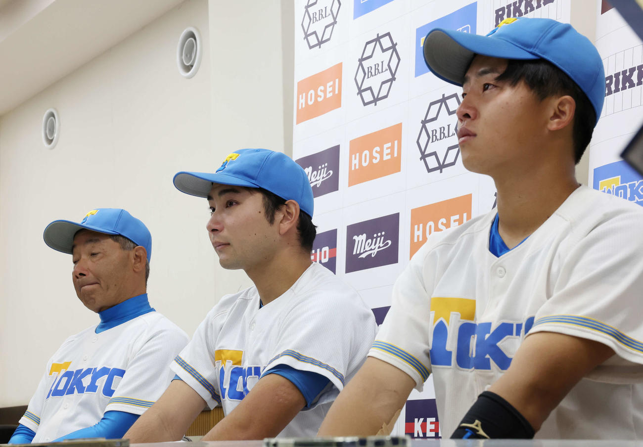 東大対立大　試合後、涙を見せる東大・梅林（中央）と別府（右）。左は大久保監督（撮影・宮地輝）
