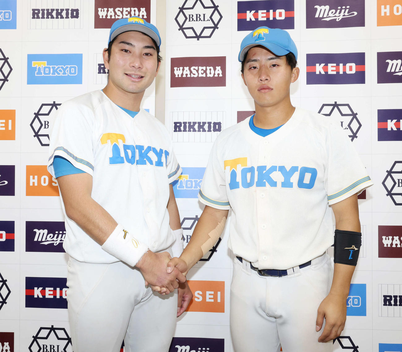 東大対立大　試合後、握手を交わす東大・梅林（左）と別府（撮影・宮地輝）