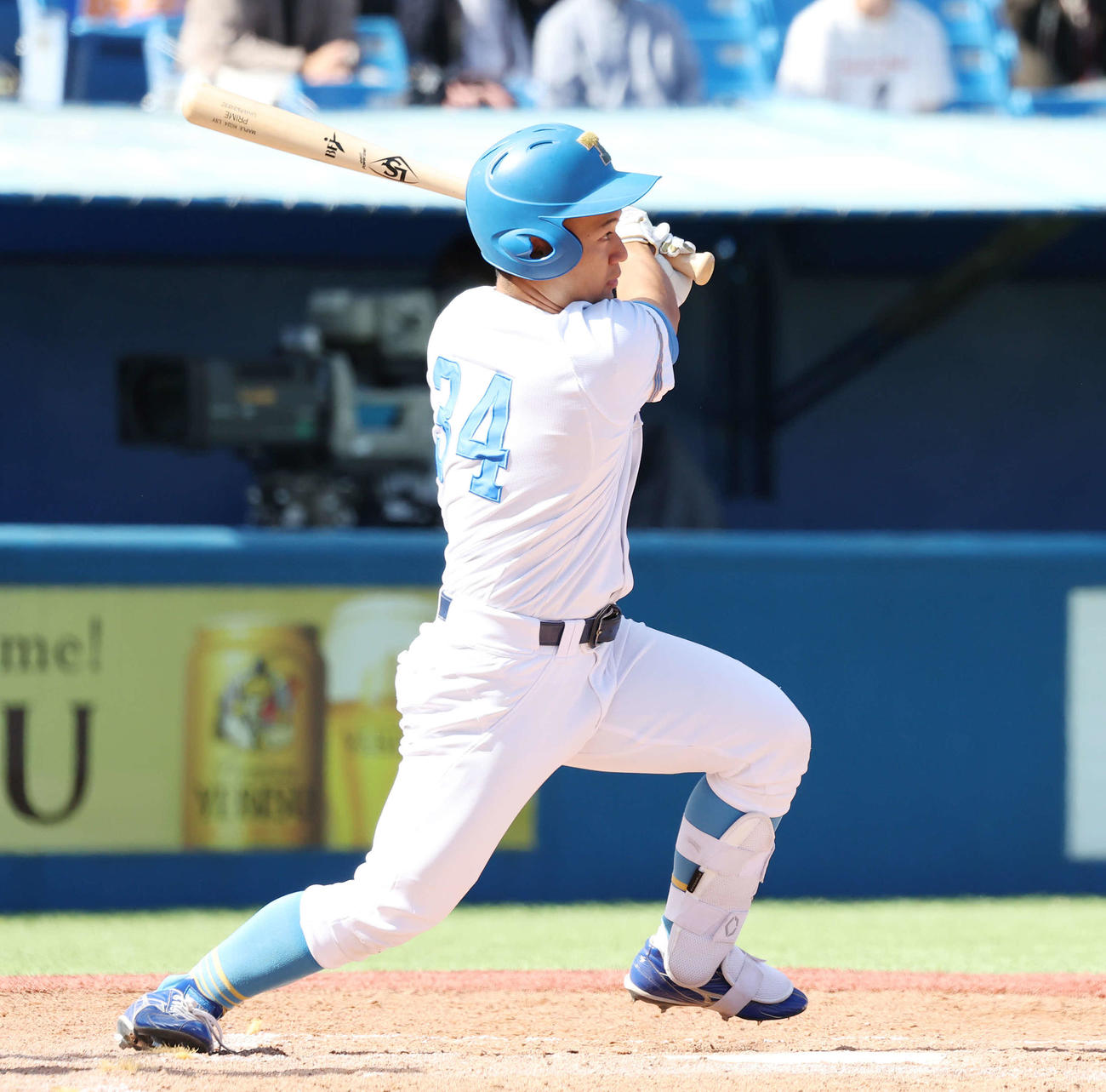 東大対立大　4回表東大2死一、二塁、中前適時打を放つ内田（撮影・宮地輝）