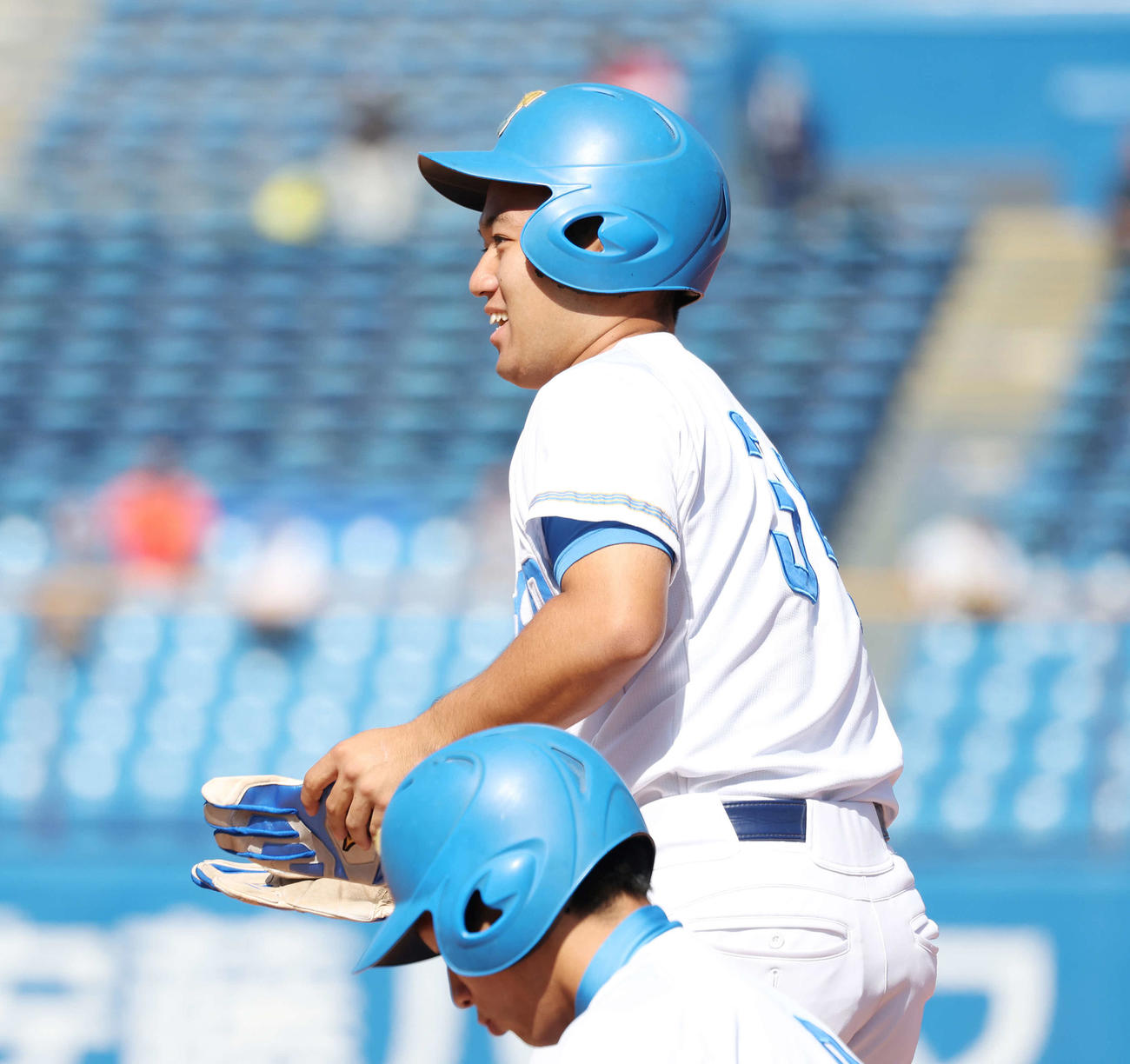東大対立大　4回表東大2死一、二塁、中前適時打を放ち、笑顔の内田（撮影・宮地輝）