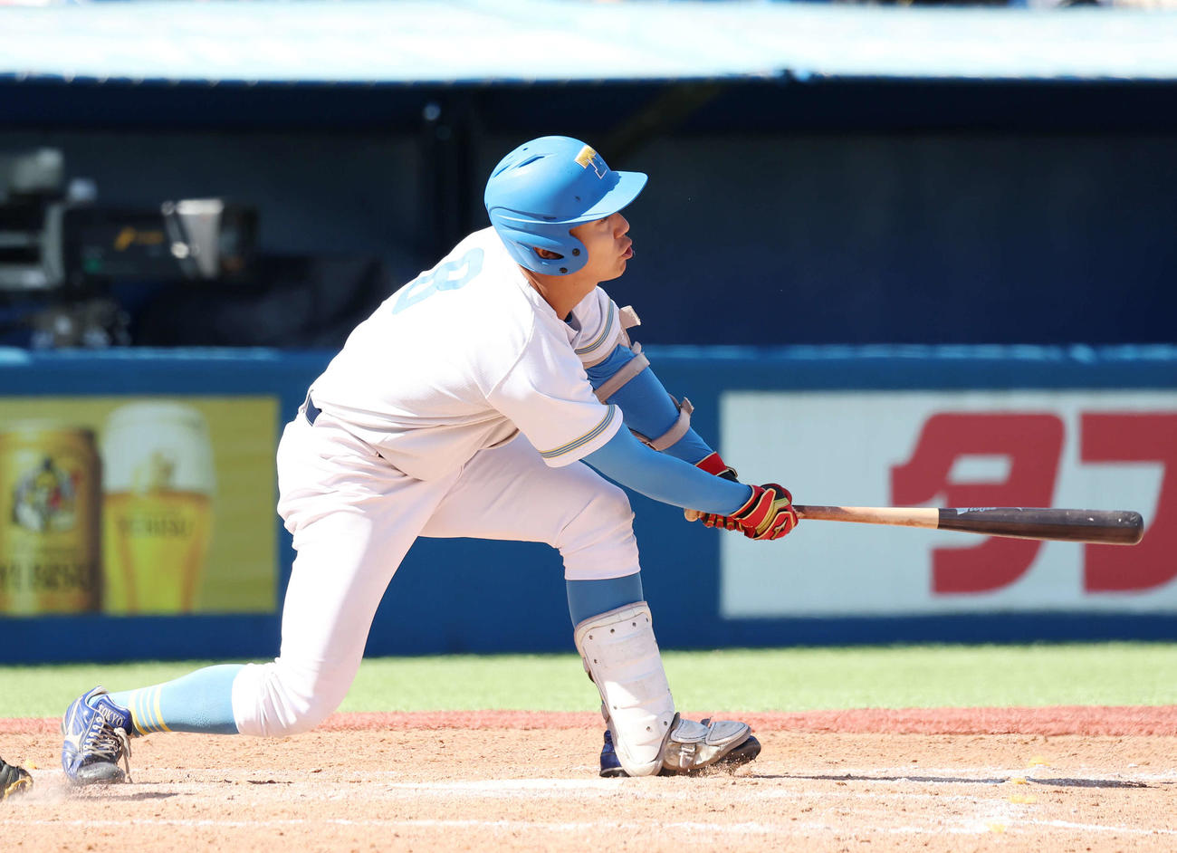 東大対立大　4回表東大2死一、二塁、右前適時打を放つ矢追（撮影・宮地輝）