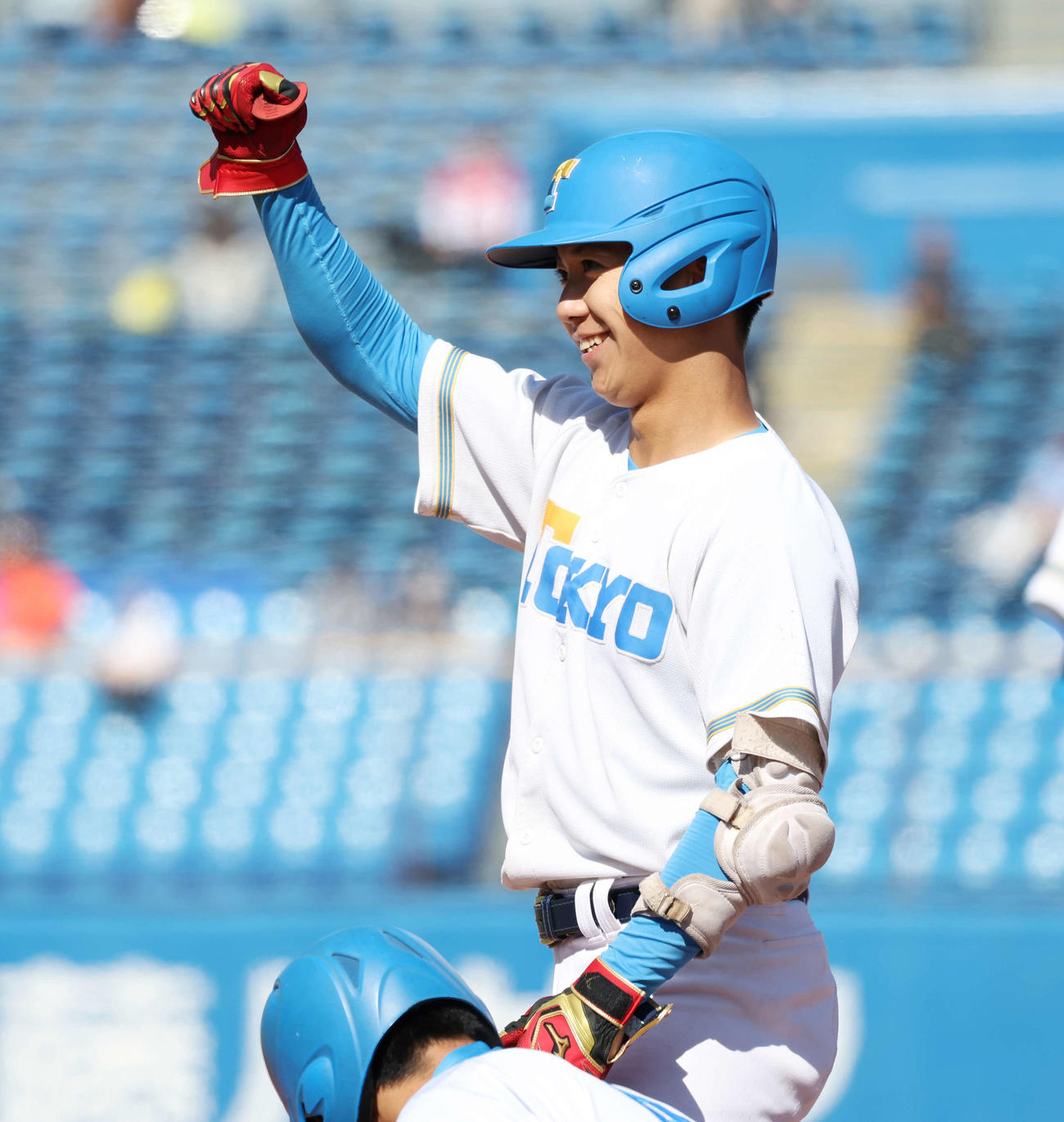 東大対立大　4回表東大2死一、二塁、右前適時打を放ち、ガッツポーズする矢追（撮影・宮地輝）