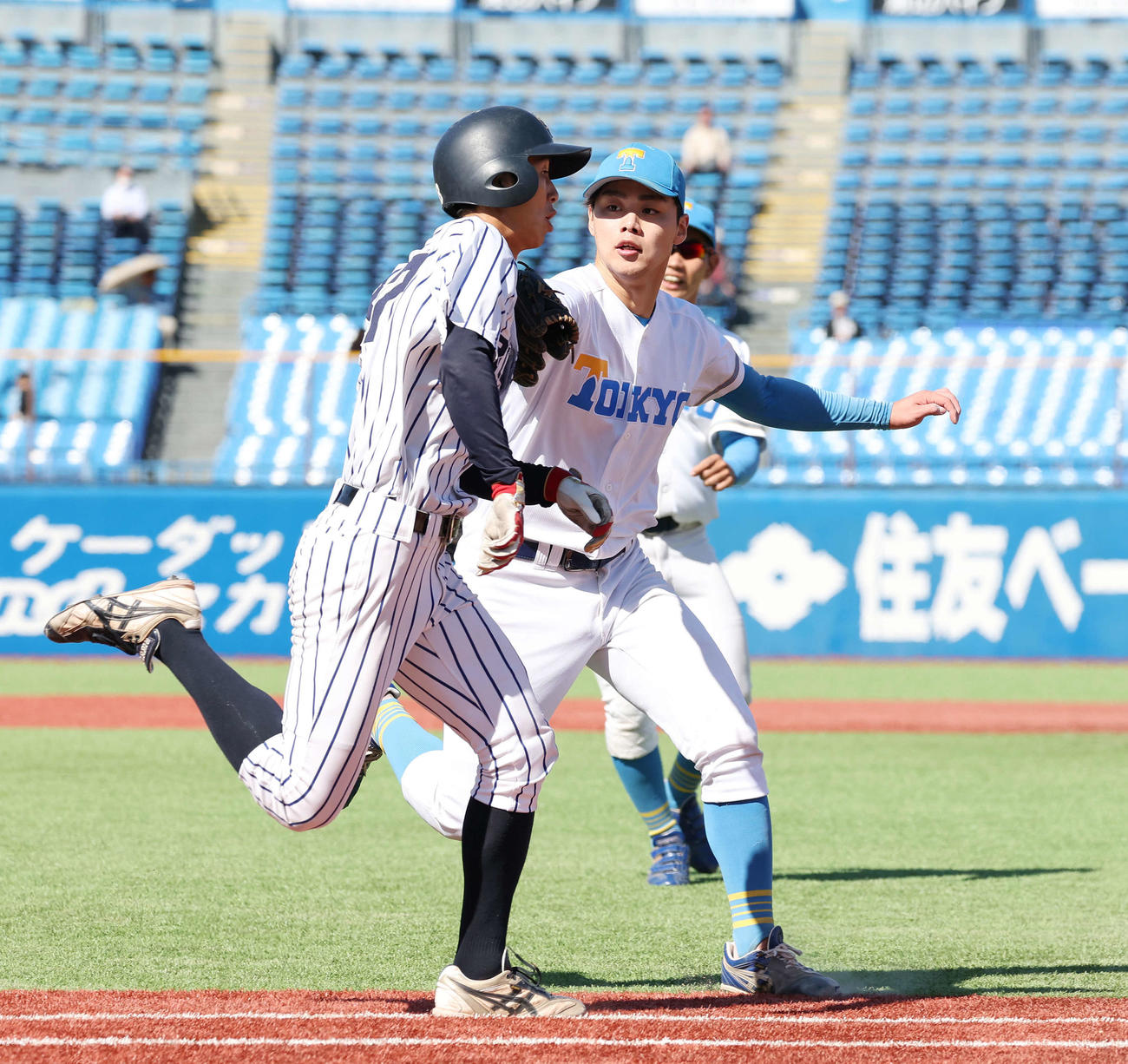 東大対立大　4回裏立大2死、鬼頭（左）を投ゴロにする鈴木健（撮影・宮地輝）