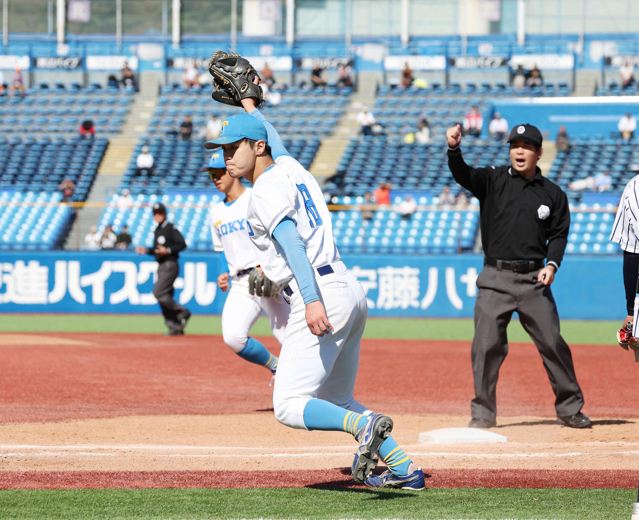 東大対立大　4回裏立大2死、鬼頭を投ゴロにした鈴木健（撮影・宮地輝）