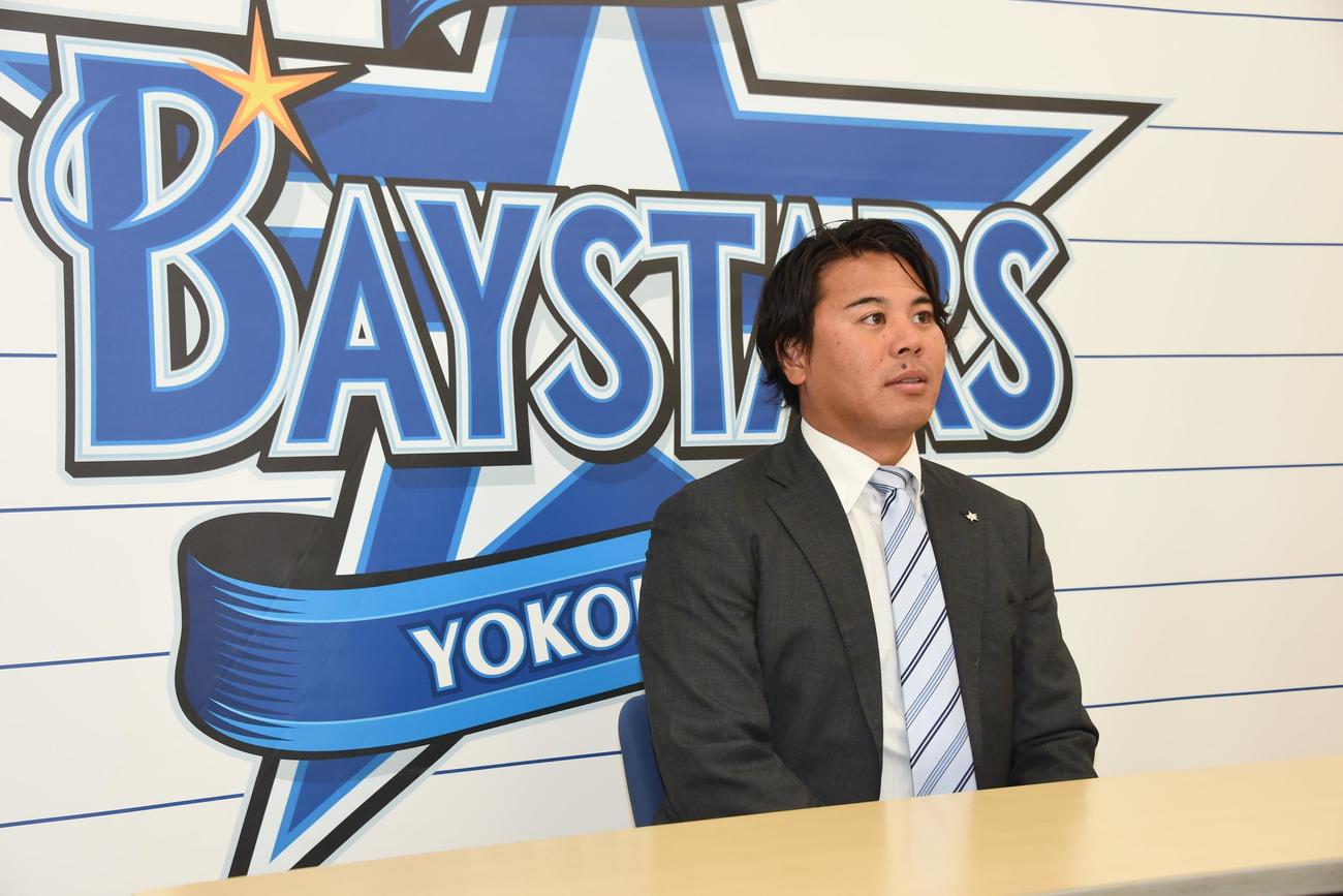 契約更改を終え会見に臨むDeNA浜口（撮影・鈴木正章）