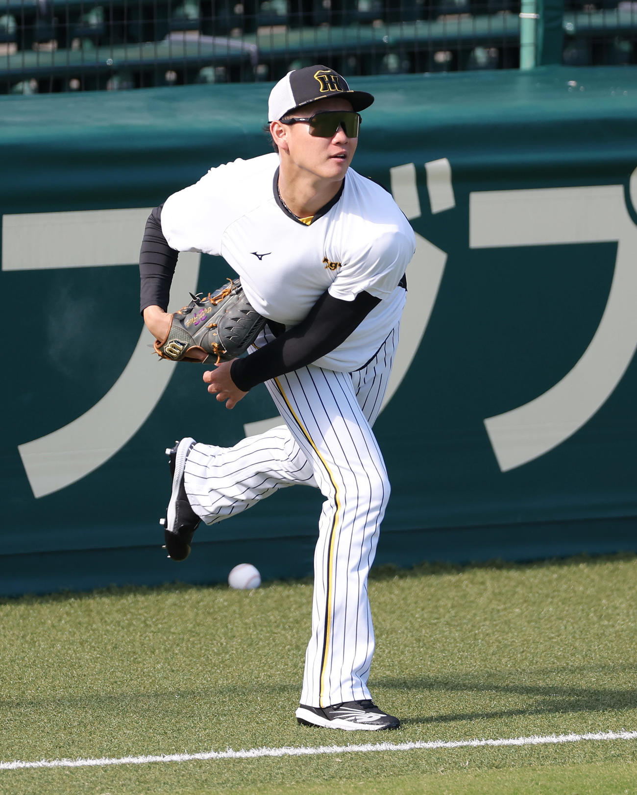 キャッチボールする阪神及川（撮影・前田充）