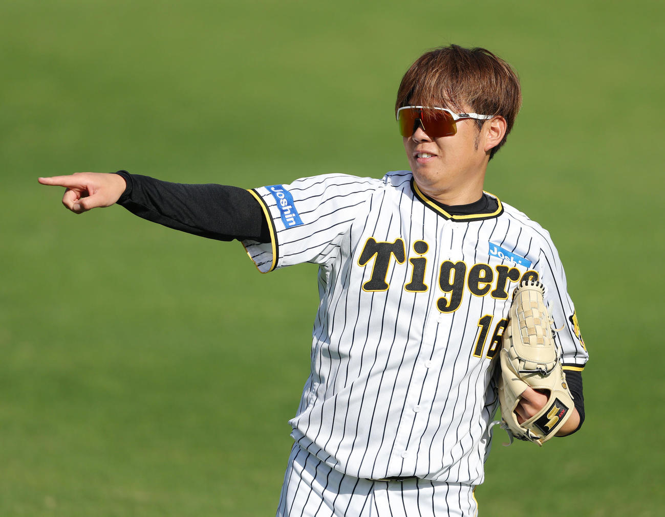 キャッチボールする阪神西勇（撮影・前田充）