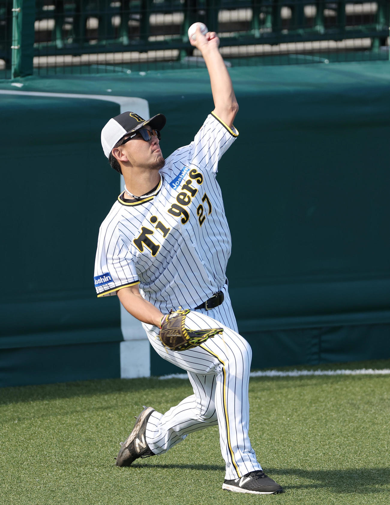 キャッチボールする阪神伊藤将（撮影・前田充）