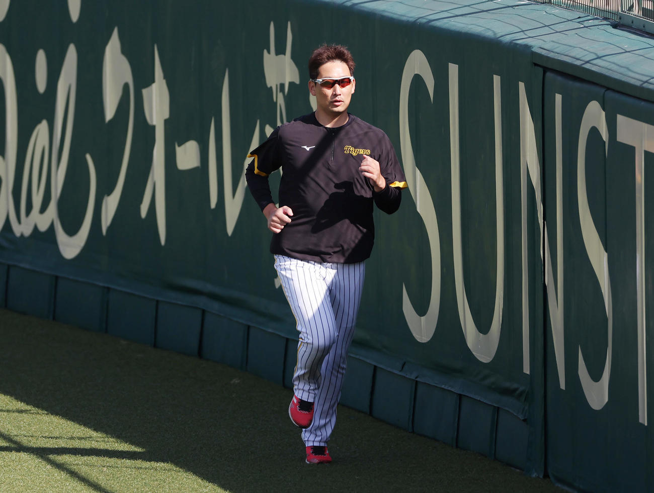 外野をランニングする阪神岩崎（撮影・前田充）