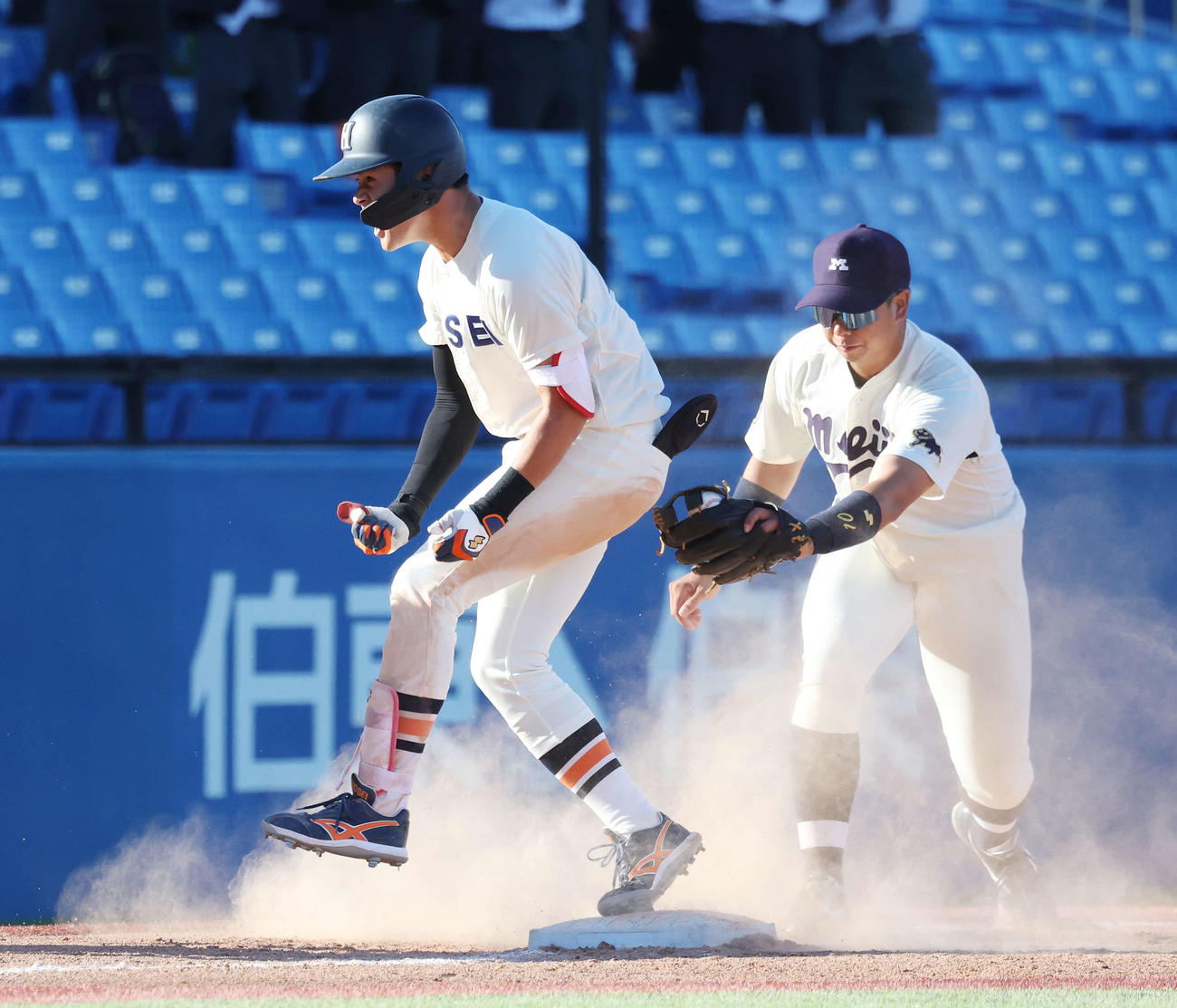 法大対明大　4回表法大1死二、三塁、逆転2点中適時三塁打を放ち、喜びを爆発させる武川。右は上田希三塁手（撮影・宮地輝）