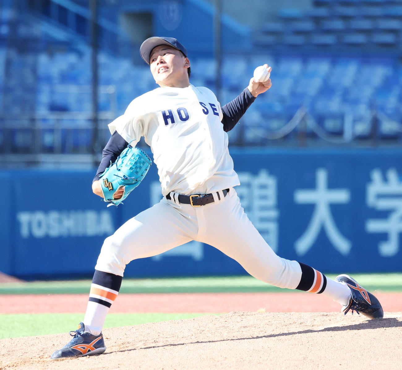 法大対明大　法大先発の尾崎（撮影・宮地輝）