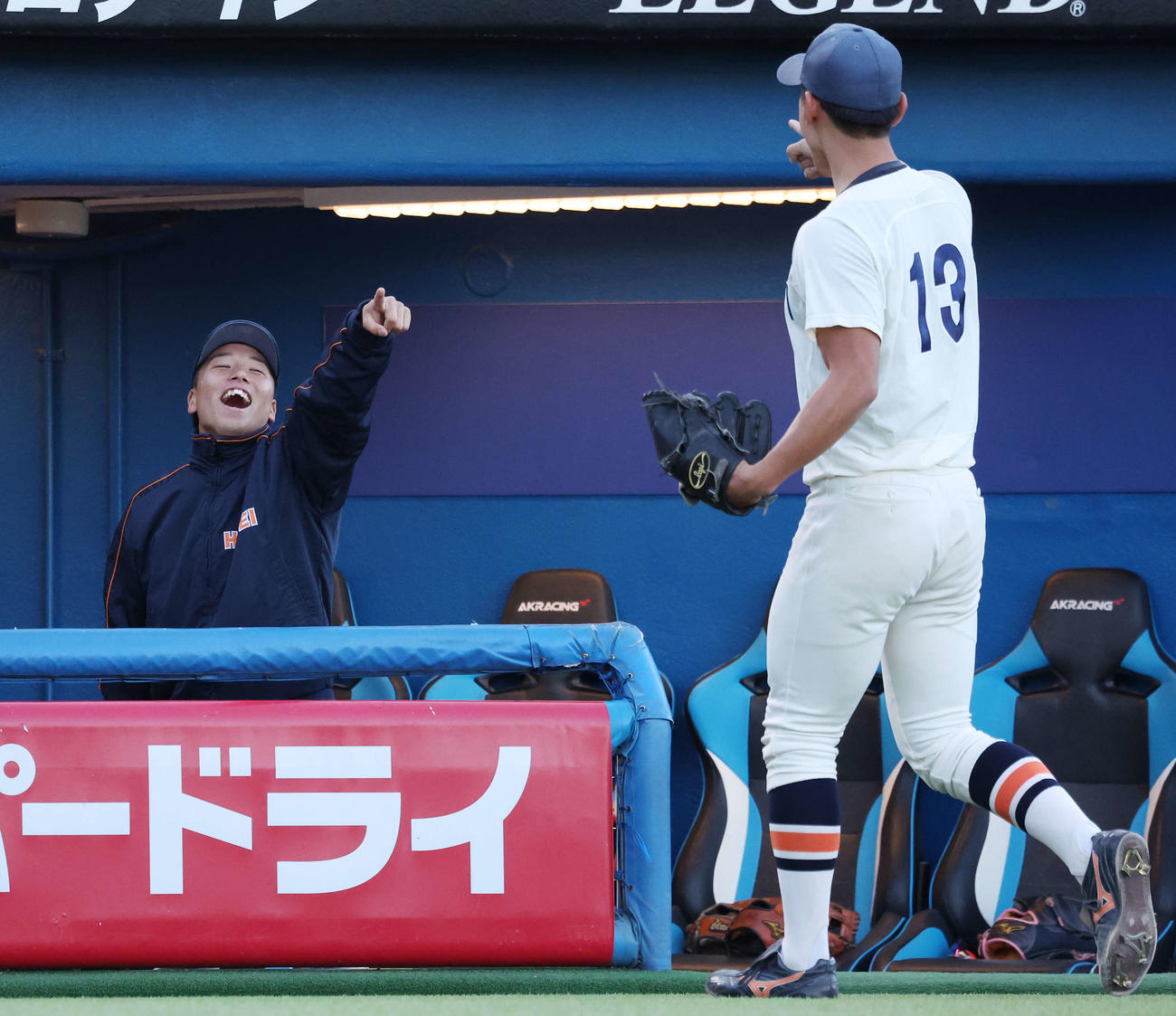 法大対明大　8回裏を無失点に抑えた法大・塙（右）を笑顔で迎える尾崎（撮影・宮地輝）