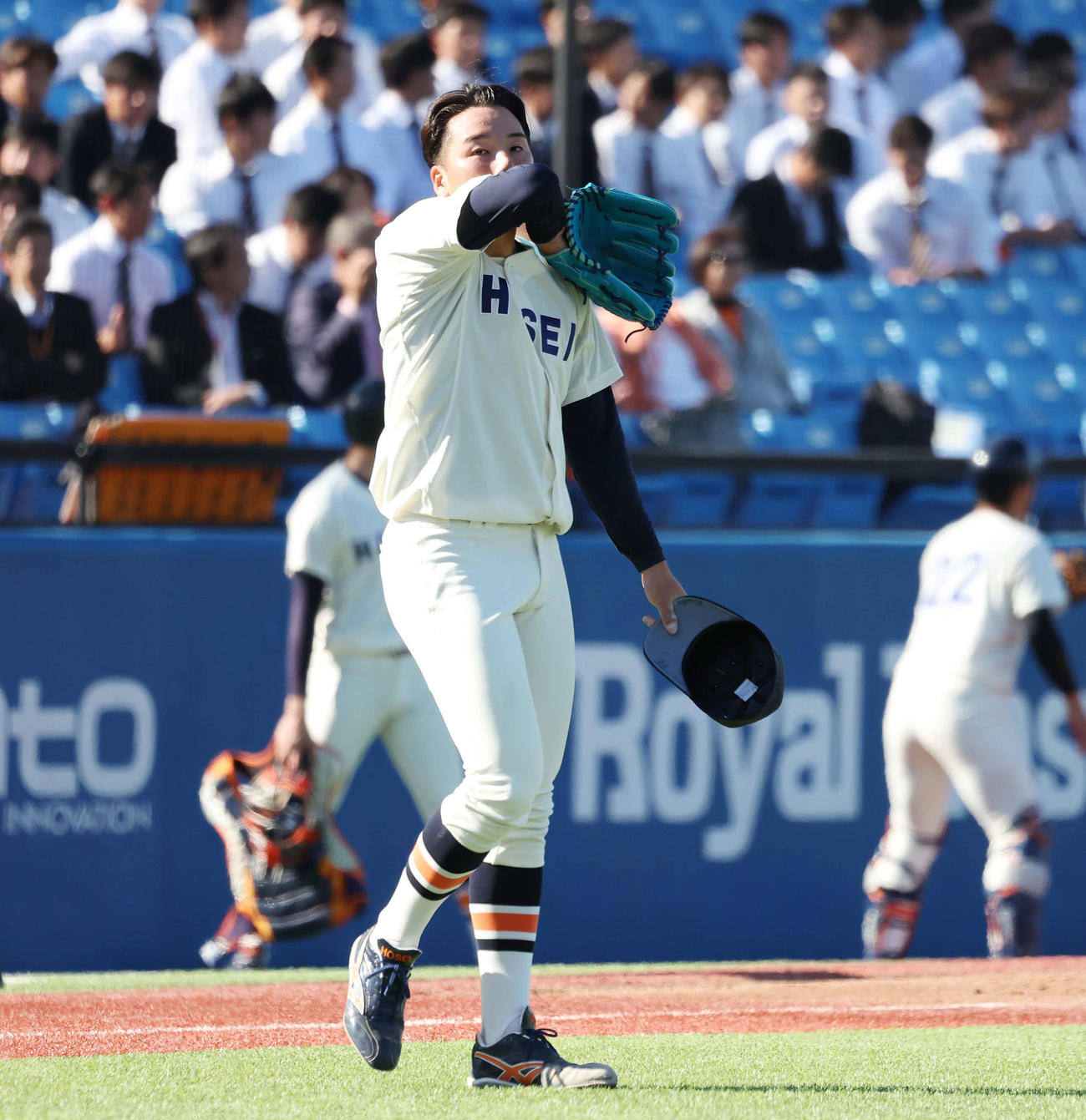 法大対明大　1回裏明大1死二塁、小島に右適時二塁打を許す尾崎（撮影・宮地輝）